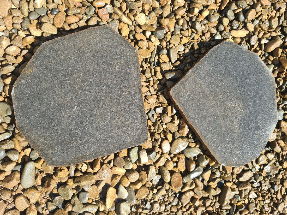 Stepper Byron Black Flamed Natural Stone 600 - 700mm x 30mm – Plateau ...